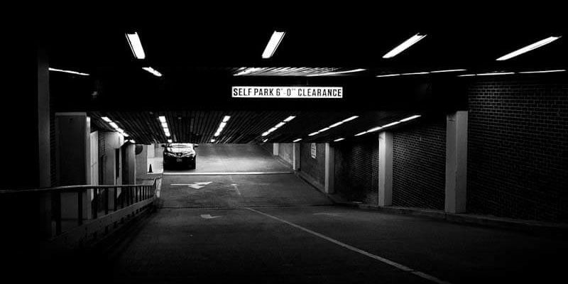 daños coche en parking público