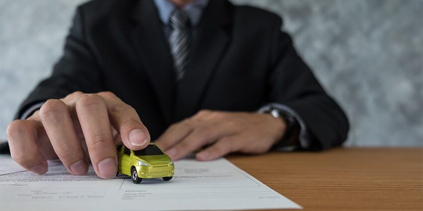 Nueva normativa vehículos históricos Coche en miniatura sobre documentos de la nueva normativa de vehículos históricos