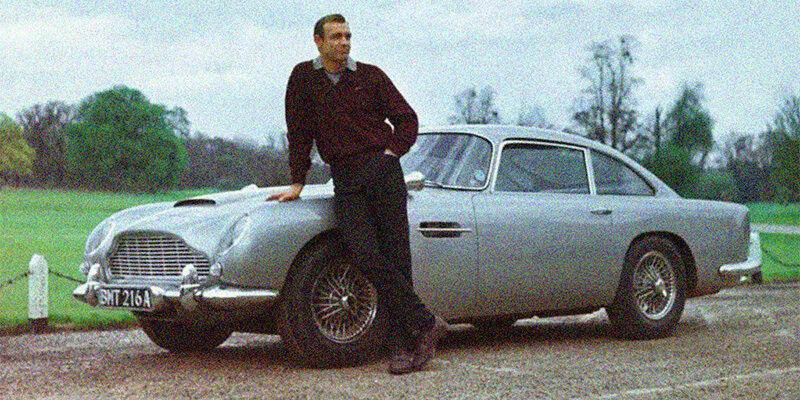 Sean Connery apoyado en el Aston Martin BD5 de James Bond en 'Goldfinger'