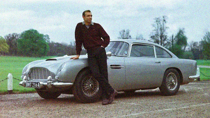 Sean Connery apoyado en el Aston Martin BD5 de James Bond en 'Goldfinger'