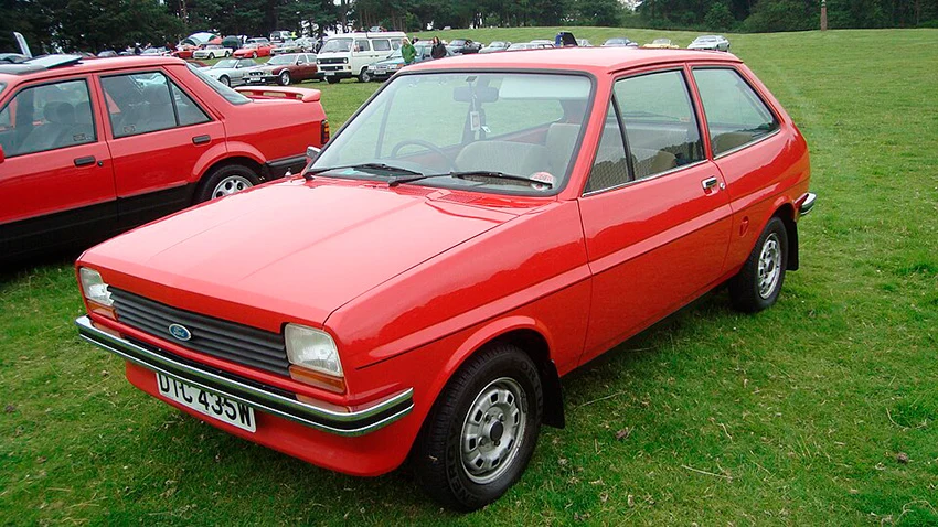 Coches clásicos: ford fiesta rojo