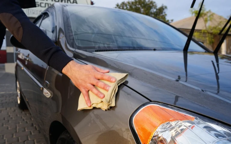 Limpiando un coche para proteger la chapa y pintura de tu coche clásico en invierno