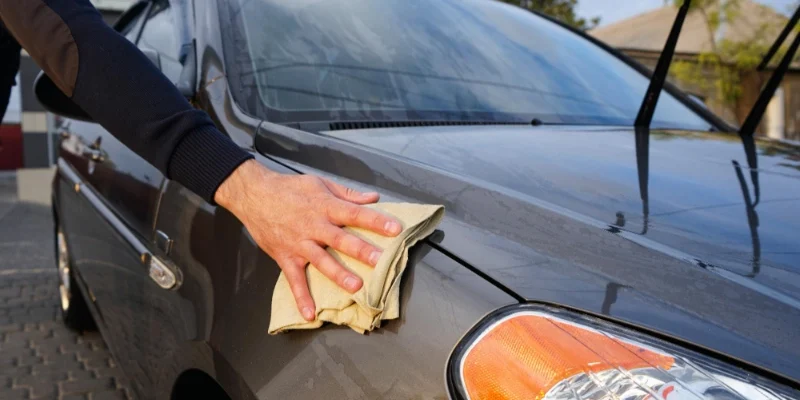 Limpiando un coche para proteger la chapa y pintura de tu coche clásico en invierno