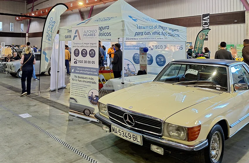 Stand de Alfonso Fígares y coche clásico en la feria de Retromálaga